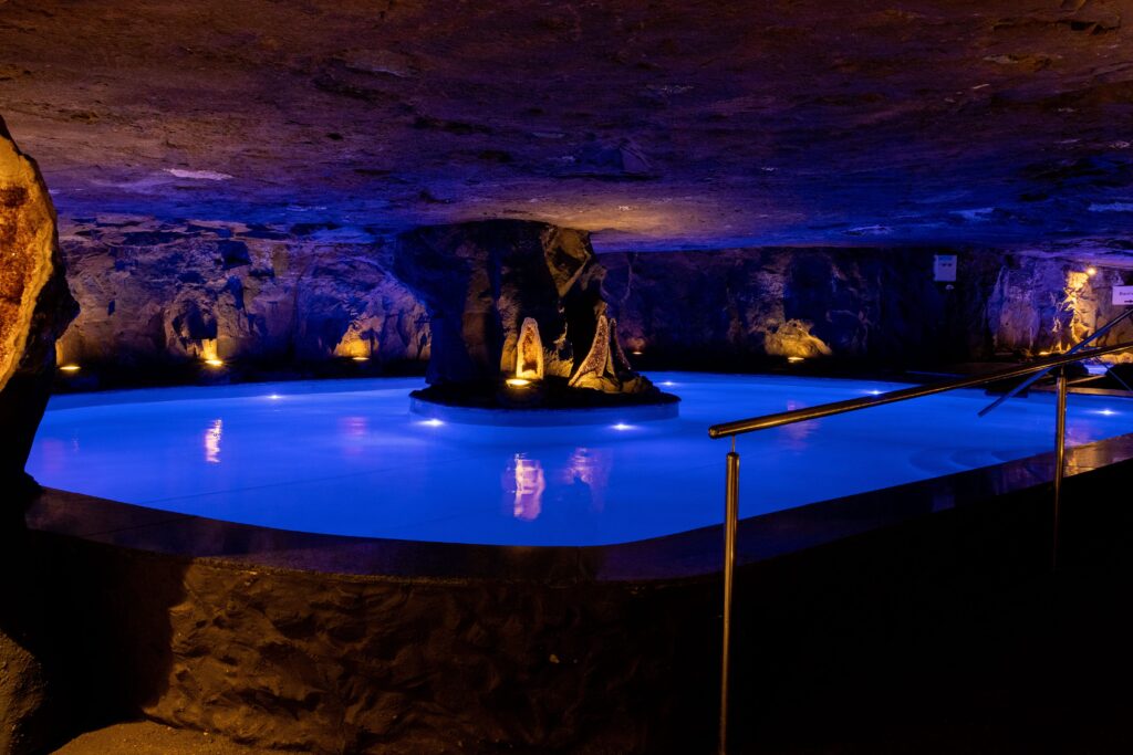 Piscina subterrânea iluminadada no Hotel Belvedere Mina em Ametista do Sul.