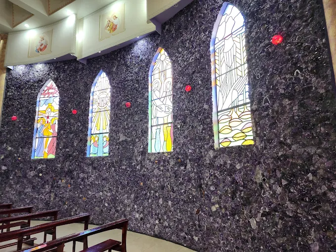 Interior da Igreja Matriz de Ametista do Sul com paredes revestidas por ametistas roxas.