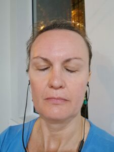 Graziella Hertzog, fazendo uma meditação . 