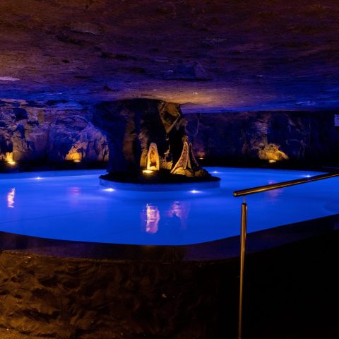Piscina subterrânea iluminadada no Hotel Belvedere Mina em Ametista do Sul.
